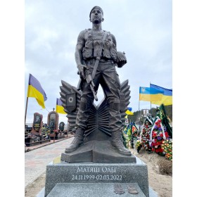Пластиковая скульптура военного под бронзу памятники военным под заказ